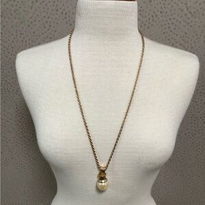 Elegant Gold tone, faux Pearl Pendant Necklace